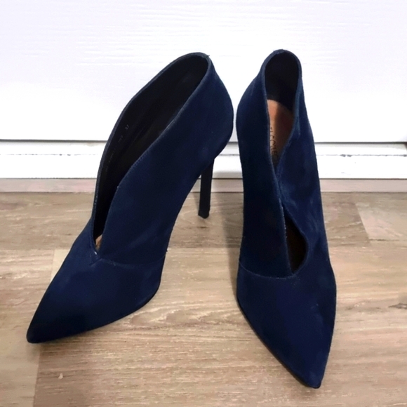 Shoes - Navy suede high heels 👠